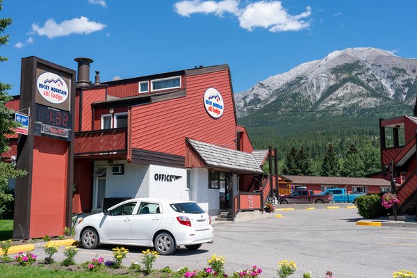 Canmore Rocky Mtn Ski Lodge