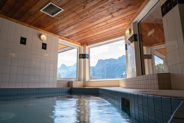 Canmore Rocky Mtn Ski Lodge