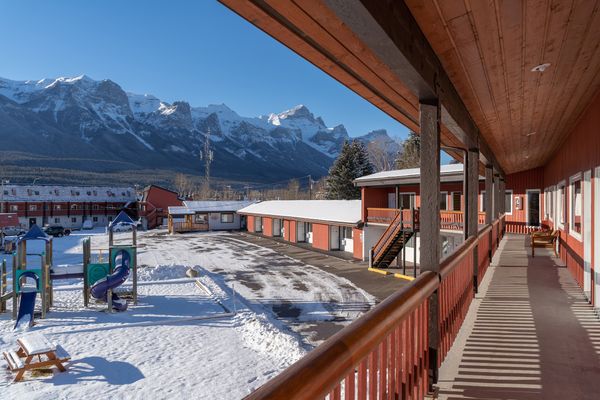 Canmore Rocky Mtn Ski Lodge