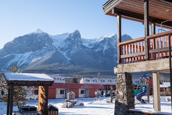 Canmore Rocky Mtn Ski Lodge